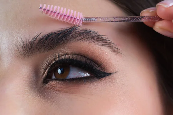 Perfect Eyebrow Close Woman Getting Eyebrow Make Macro Applying Cosmetics — Stock Photo, Image