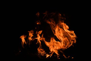 Yangın alevi siyah arkaplanda izole edildi. Alevler, soyut doku. Ateş deseni için sanat tasarımı, alev dokusu