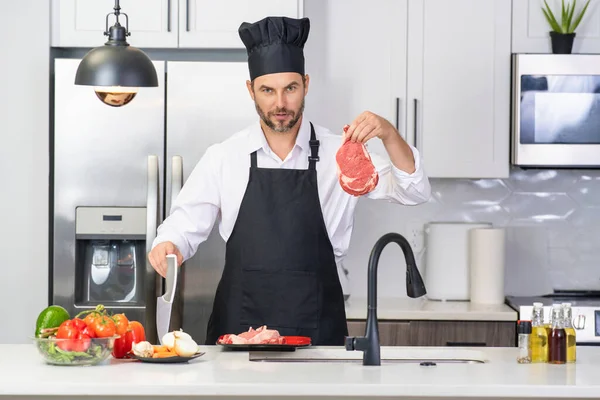 Der Mensch Kocht Der Modernen Küche Mann Erledigt Hausarbeit Hause — Stockfoto