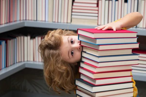 Grappige Schooljongen Kinderleesboek Een Boekenwinkel Schoolbibliotheek — Stockfoto
