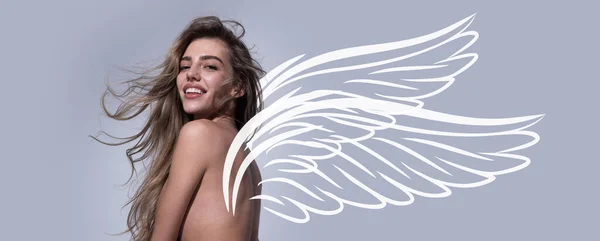 翼を持つ官能的な女性天使 バレンタインデーパノラマ写真バナー 若いですロマンチックなセクシー官能的な裸幸せな笑顔女性 女の子の美しさの顔の肖像 — ストック写真