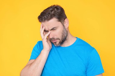 Düşünceli bir adamın seçim yapma portresi. Tecrit edilmiş stüdyo geçmişinde yakışıklı bir adam. Düşünen ve kuşkulanan bir adam. Endişeli, olgun bir adam kaşlarını çatıyor. Hayal gibi neşeli bir ifade, düşünmek.