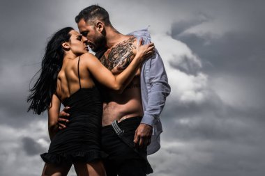 Güzel çift öpücüğü. Seksi kadın ve erkek. Şehvetli çift öpüşüyor, tutkulu ve şehvetli. Romantik çiftin baştan çıkarma öpücüğü. Seksi hassas anlar. Aşık romantik, çekici, şehvetli çift.