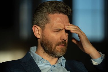 Yorgun adam baş ağrısından muzdarip. Aşırı yorgun adam migren ağrısı çekiyor. Sıkıcı iş adamında ofis sendromu var. Ofis çalışanı, yönetici ya da serbest çalışan birinin başı ağrıyor.