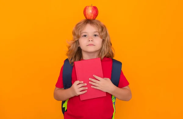 애플사 머리에 아이디어가 머리에 있습니다 때부터 사과를 배경에 아이들 준비가 — 스톡 사진