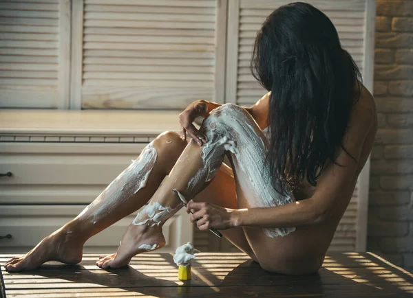 Zmysłowa Kobieta Goląca Nogi Higiena Skóry Koncepcji Pielęgnacji Ciała Depilacja — Zdjęcie stockowe