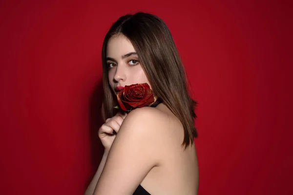 Şefkat Güzellik Rose Tutan Genç Kadın Yüzünde Kırmızı Gül Olan — Stok fotoğraf