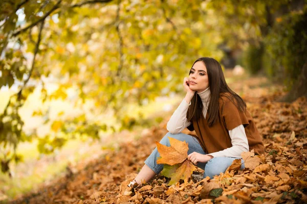 Молодая Женщина Осеннем Парке Теплая Солнечная Погода Осенняя Концепция Привет — стоковое фото