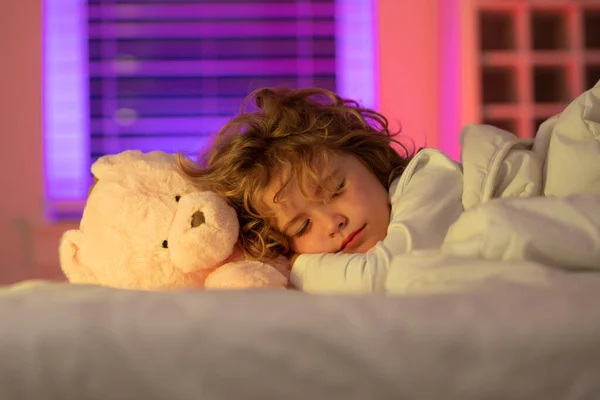 睡觉的孩子 小孩小睡一下 小孩和玩具玩具玩具玩具熊睡在床上卧室里舒适的床垫 柔软的枕头 舒适舒适舒适的床的概念 健康的孩子在睡觉 — 图库照片