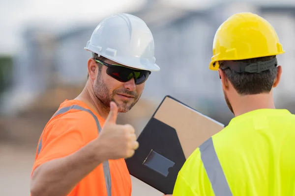 Obrero Hispano Construcción Con Pulgar Arriba Casco Edificio Construcción Edificios — Foto de Stock