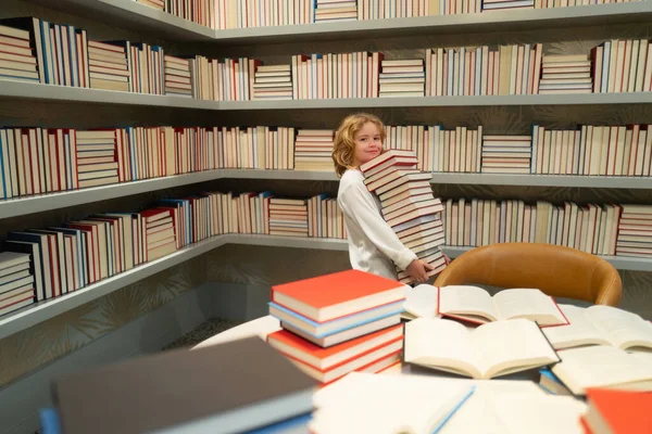 Okul Kütüphanesinde Okuyan Bir Çocuk Kütüphanede Kitaplık Arka Planında Kitap — Stok fotoğraf