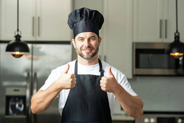 幸せなシェフは親指で調理します 料理と料理 レストランメニューのコンセプト ケータリングや料理 広告食品の概念 キッチンで制服を着た男シェフ — ストック写真