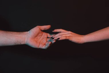 Ellerini uzat. Elini uzat. Umut verici bir kavram. İki el dokunmaya çalışıyor. Adam imzası. İnsani ilişki, birliktelik. Kadın ve erkeğin elleri birbirine uzanıyor. Elinle dokunmaya çalış.