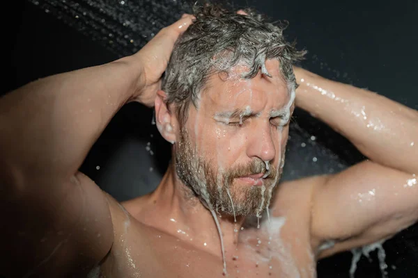 男人在洗澡男人用洗发水洗头 洗头时从淋浴头上掉了下来 早上例行的男人洗澡 身体护理卫生淋浴 人在水里淋雨 健康和温泉 — 图库照片