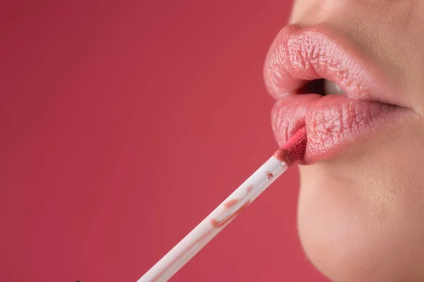 Lipstick Mollige Sexy Lippen Aanbrengen Lippen Schilderen Met Heldere Lippenstift — Stockfoto