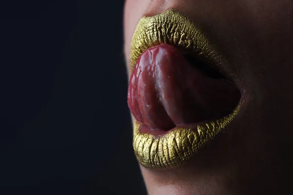 Чуттєвий Язик Лиже Губи Чуттєвий Рот Символ Поцілунку Золотої Помади — стокове фото