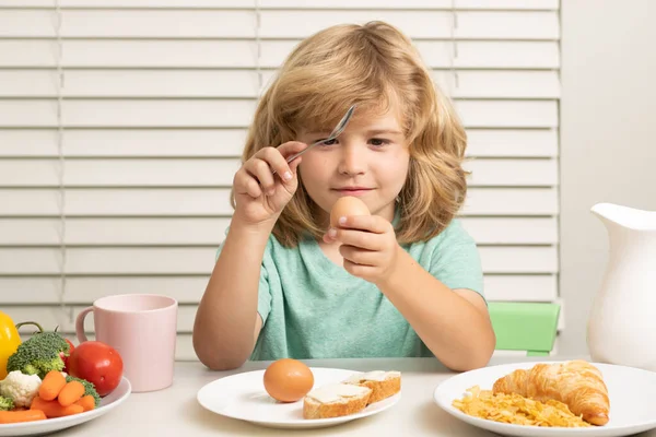 Een Kind Dat Eieren Eet Kind Eet Biologisch Voedsel Gezonde — Stockfoto
