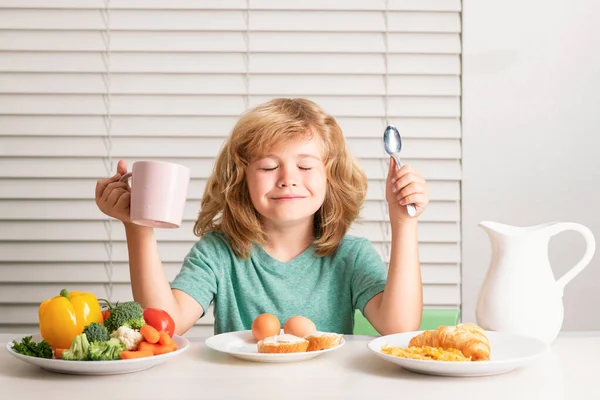 Chłopiec Jedzący Zdrowe Warzywa Śniadanie Mlekiem Owoców Warzyw Jedzenie Dzieci — Zdjęcie stockowe