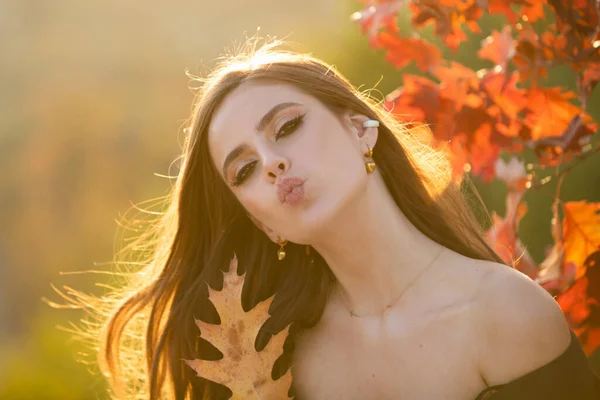 Jesienny Romans Kobiety Liśćmi Kobieta Modelka Dzień Liści Sen Styl — Zdjęcie stockowe