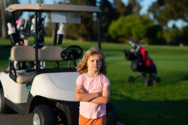 Kölyök Golf Parkban Golfkocsi Mellett Gyerek Nyári Vakáció Gyerek Portré — Stock Fotó