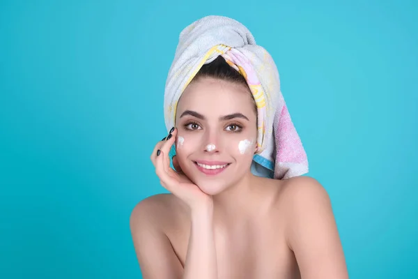 Retrato Belleza Una Hermosa Mujer Que Aplica Crema Facial Mujer —  Fotos de Stock