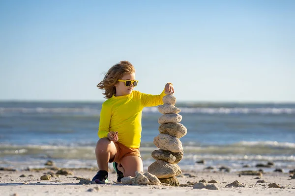 Garoto Com Pedras Zen Praia Mar Meditação Spa Harmonia Concepção — Fotografia de Stock
