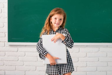 İlkokulda sınıfta okuyan sevimli küçük bir çocuk. Çocukların eğitimi ve bilgisi. Öğrenci çocukları