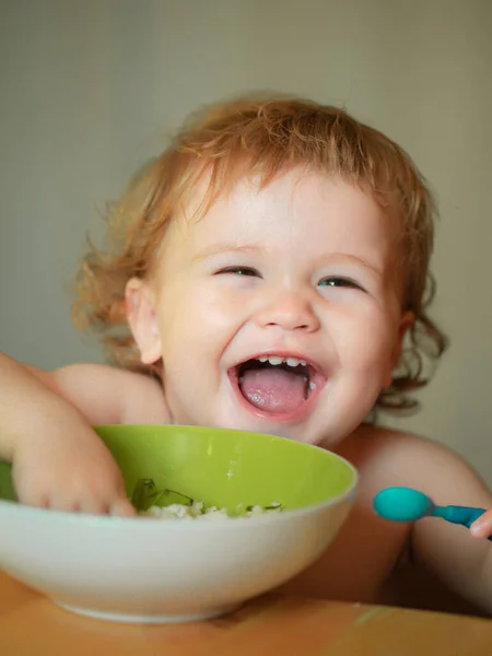 Lançamento Criança Comer Bebê Sorrindo Comendo Comida Conceito Família Alimentação — Fotografia de Stock