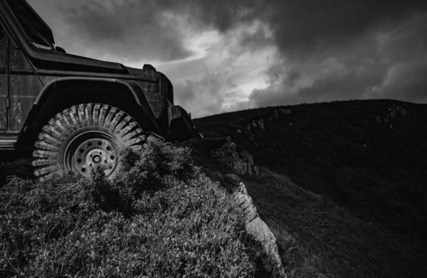 带吸收器的汽车制动器车胎 越野赛的轮胎卡车车轮在越野草原上的探险小径上 带着泥泞的道路 在乡村的风景中 车轮紧紧地转动着 — 图库照片