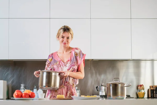 Mujer Preparando Comida Cocina Mujer Con Pijama Sexy Cocinando Desayuno — Foto de Stock