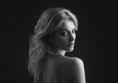 Kadın yüzü. Şehvetli genç kadın modelinin portresi.