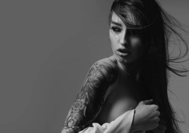 Güzel bir kadın modelin güzel portresi. Moda ve güzellik. Gri arka planda saç hareketi olan baştan çıkarıcı kadın yüzü. Güzel İspanyol kız.