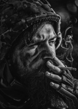 Sigara içen Rus ya da Ukraynalı askerlerin portre resmini yakından çek. Rusya Ukrayna askerine karşı. Yorgun asker