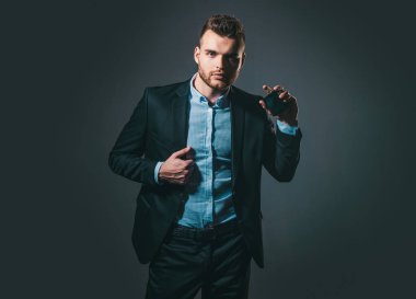 Şık erkek parfüm için. Erkeksi bir parfüm. Koku. Erkek Parfüm ve parfümeri, kozmetik. Parfümeri şişe tutan adam. Parfüm kavramı mans