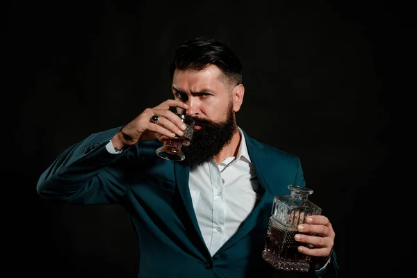 Muž Nebo Obchodník Pije Whisky Černém Pozadí Veselý Vousáč Pije — Stock fotografie