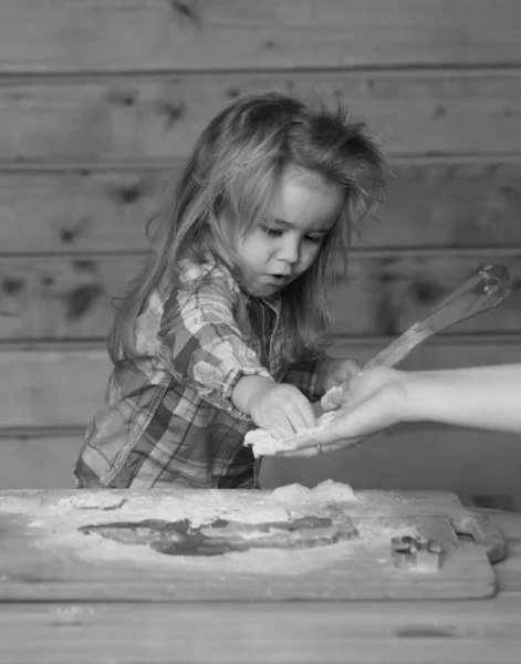 小さな子供の料理 木製のキッチンで小麦粉と遊ぶ — ストック写真