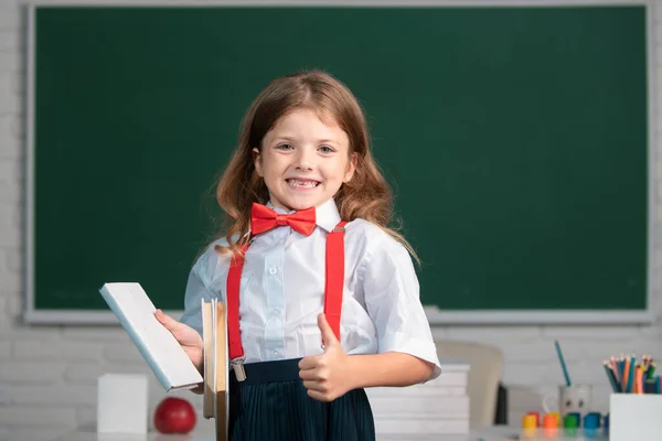 Porträt Eines Niedlichen Lieblichen Mädchens Schuluniform Klassenzimmer — Stockfoto