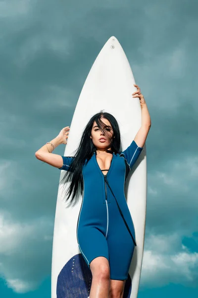 Plavčík Pláži Zachraňuji Život Moři Sexy Surfařka Bílým Surfařem — Stock fotografie