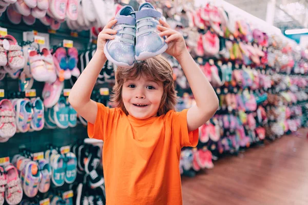 Çocuklar Alışveriş Yapıyor Satış Tüketim Insan Konsepti Çocuk Ayakkabıları Süpermarkette — Stok fotoğraf
