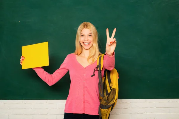 黒板の教室で女教師をしている クラスの女子大生 製品のために空の紙を持っている学生の女の子 — ストック写真