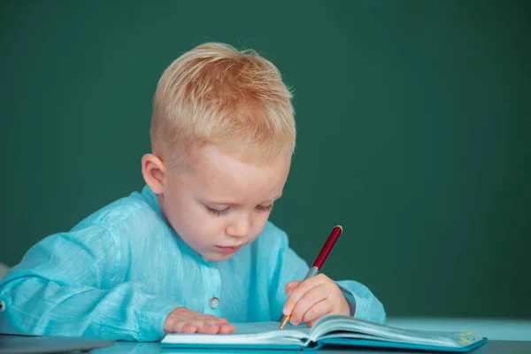 小学生の子供は小学校の教室で勉強する 子供のクラスで書く 早期教育 — ストック写真