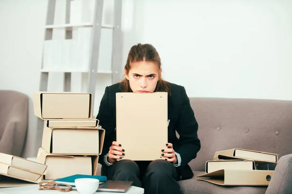 Smutna Zajęta Sekretarka Zestresowana Kobieta Biznesu Dużo Pracy Problem Biurem — Zdjęcie stockowe