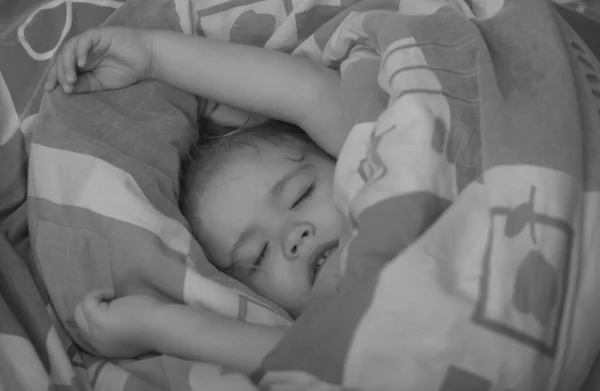 Dziecko Leżące Łóżku Śpiące Dziecko Spokojnie Śpi Domu Łóżku Uroczy — Zdjęcie stockowe