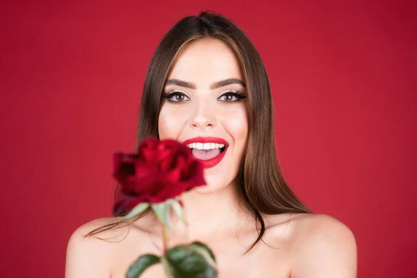 Portrait Smiling Woman Rose Flower Beauty Fashion Model Woman Face — Zdjęcie stockowe
