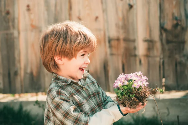 Słodki Chłopiec Podlewania Roślin Ogrodzie Wiosnę Słoneczny Dzień Ekologiczne Życie — Zdjęcie stockowe