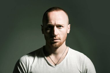 Acımasız adam, yakışıklı, ciddi erkek model.