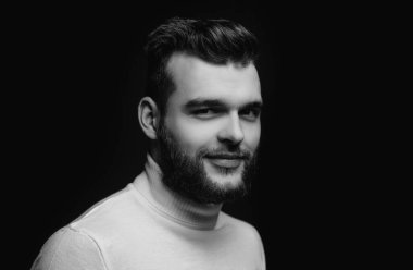 Sakal bakımı. Hippi tarzı sakal. Sakallı yakışıklı adam. Erkeklik ve güzellik. İyi giyimli sakallı adam şık bir görünüş. Saç stili berber. Sakallı, maço, yakın çekim yüzü. Berber dükkanı konsepti.