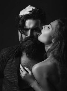 Kadın erkeği yalıyor. Öpüşen seksi çift kucaklaşıyor. Sevgililer Günü. Öptüm. Kadın dudakları. Sevgililer Günü