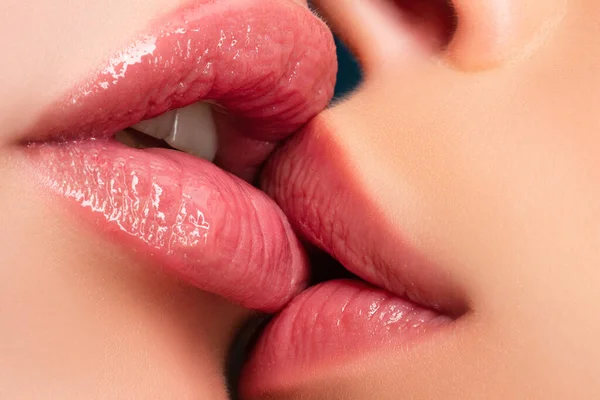 レズビアンLgbtカップルキス 官能的なキスだ 女性の唇を閉じる 愛と感情 同性愛の概念 女性の口の中で優しい舌 — ストック写真