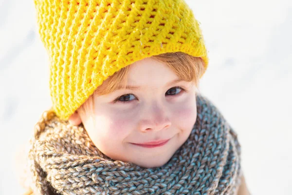 Nahaufnahme Porrtrait Von Schönen Kind Auf Schneebedecktem Hintergrund Kälte Und — Stockfoto